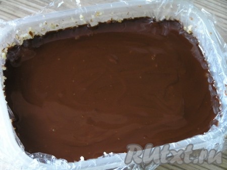 Затем вылить остывшую шоколадно-сливочную массу.