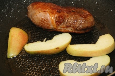Когда грудка будет перевернута на другую сторону, добавить к ней на сковороду порезанные дольками яблоки.