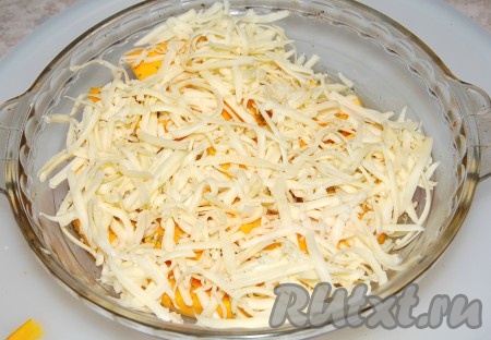 Поверх тыквы выложить натертый сыр.