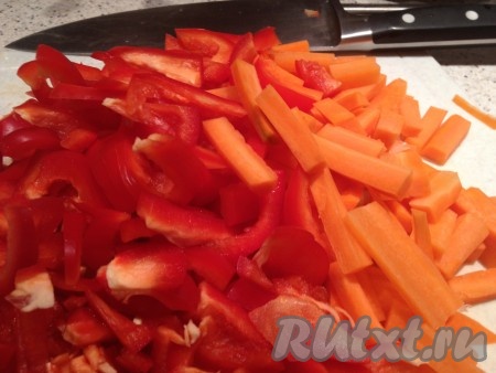 Морковь и перец, нарезанные соломкой, отправляем к луку вместе с сахаром, солью и перцем. Жарим, помешивая, до готовности овощей, минут 15.
