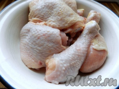 Кусочки курицы вымыть, обсушить, разрезать на порционные части (я разрезала каждый окорочок на 2 части).
