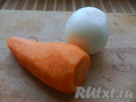 Лук и морковь очистить.