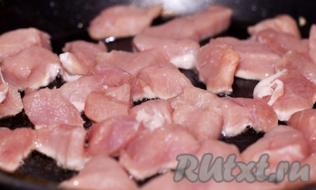 Свинину нарезать небольшими кубиками и выложить на сковороду, обжаривать на масле до готовности, периодически помешивая.