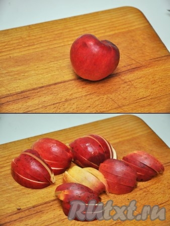 Яблоки нарезаем дольками (я не убираю шкурку, и вам не советую).


