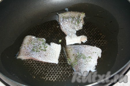 Нарезать филе рыбы на кусочки и положить их обжариваться на сковороду с горячим растительным маслом. Посыпать специями, солью и перцем. 