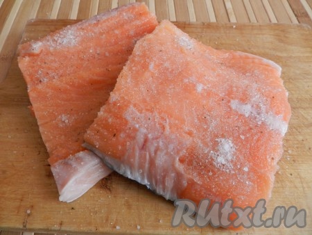 Филе лосося натереть смесью соли, сахара и кориандра со всех сторон.