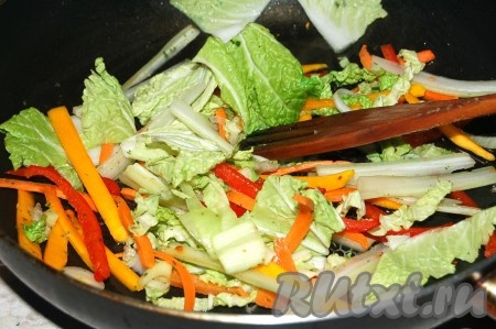Овощи посолить и добавить специи по желанию. Обжаривать все время помешивая, чтобы не пригорели.
