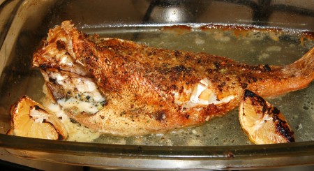 Когда рыба будет готова, вытащить форму из духовки.