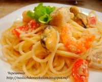 Спагетти с креветками, мидиями и рыбой в сливочном соусе