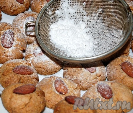 Готовое печенье остудить и посыпать сахарной пудрой.
