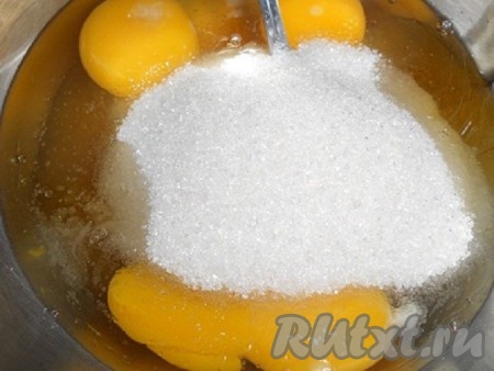 В мисочку вбить яйца и добавить к ним мед, сахар, перемешать ложкой.
