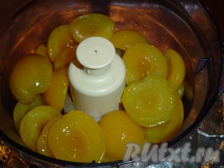 Персики отцеживаем от сиропа и взбиваем их в пюре с помощью блендера.

