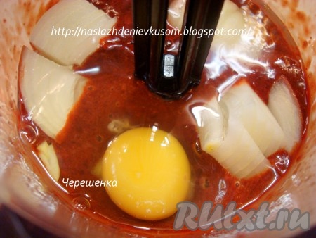 Очищенную печень порезать на кусочки и измельчить в блендере вместе с луком и яйцом до состояния пюре.
