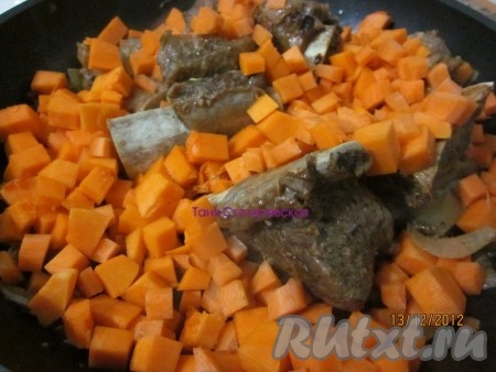 Добавляем ярких красок - морковь и тыкву, порезанные кусочками, солим. Тушим до готовности ребрышек.
