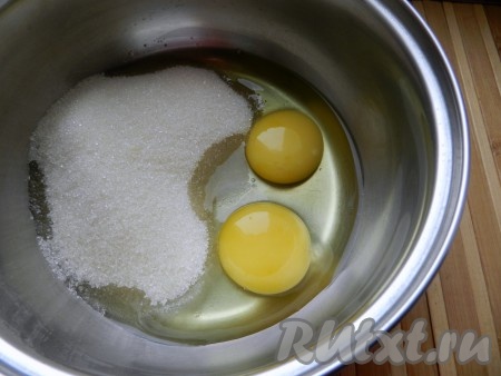 Яйца взбить с сахаром и ванильным сахаром.