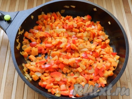 Обжарить на растительном масле лук, морковь и перец.
