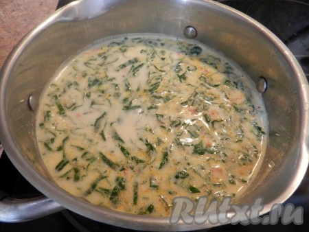 Затем добавить в суп шпинат, лосось, перец и паприку по вкусу. Довести до кипения и убрать с огня.
