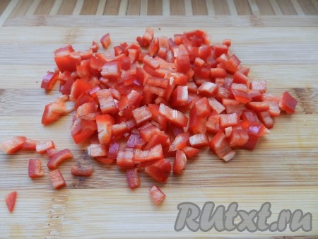 Лук, морковь и болгарский перец нарезать мелкими кубиками.