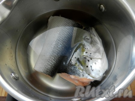 
Положить рыбу в кастрюлю, залить двумя литрами воды и поставить на огонь. Когда вода закипит, снять пену и варить бульон 20 минут.