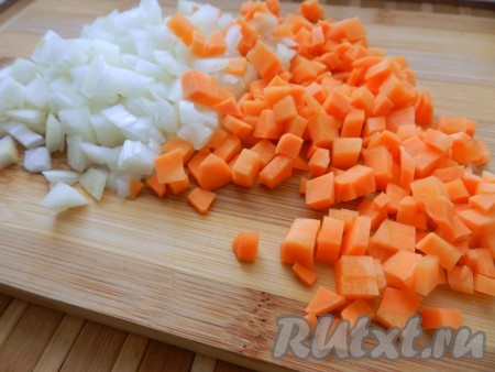Лук, морковь и болгарский перец очистить и нарезать мелкими кубиками.