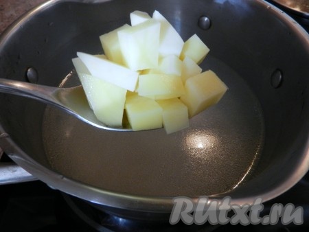 Бульон процедить, довести до кипения, добавить в него картофель и заправку из лука, моркови и перца, посолить и варить суп до готовности картофеля.
