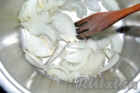 Взять кастрюлю с толстым дном, налить в нее растительное масло, добавить нарезанный репчатый лук и начать обжаривать его.