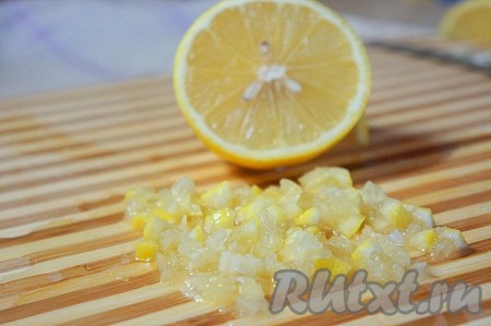 Лимон тщательно вымыть, мелко нарезать вместе с цедрой.