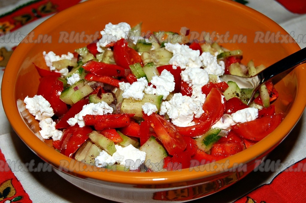 Рецепт салата с помидорами и шариками из брынзы