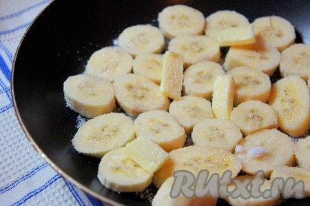 Тем временем, приготовим банановую начинку. Для этого, бананы очистить и нарезать на небольшие кусочки, добавить сахарный песок и сливочное масло.