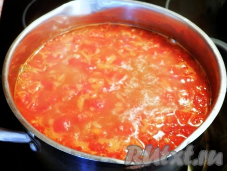 Переложить в кастрюлю, долить 2 литра горячей воды или бульона, довести до кипения. Затем добавить помидоры из банки, соль, специи. Варить венгерский суп на небольшом огне 10 минут (до готовности картофеля).