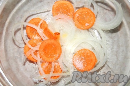 Очистить, а затем нарезать морковь и репчатый лук тонкими кружочками, выложить на дно банки, насыпать 0,5 чайной ложки сахара.
