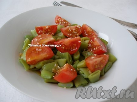 Вкусный, пикантный салат со стручковой фасолью и помидорами можно подавать на стол.

