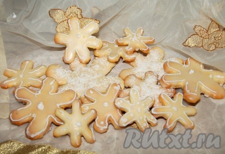 Печенье "Снежинки", приготовленное по этому рецепту, создаст праздничное настроение и порадует прекрасным вкусом. Ваши детки с удовольствием помогут Вам в готовить это новогоднее лакомство!!!