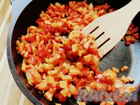 На растительном масле обжарить лук и морковь, затем добавить перец и обжарить все вместе до мягкости.