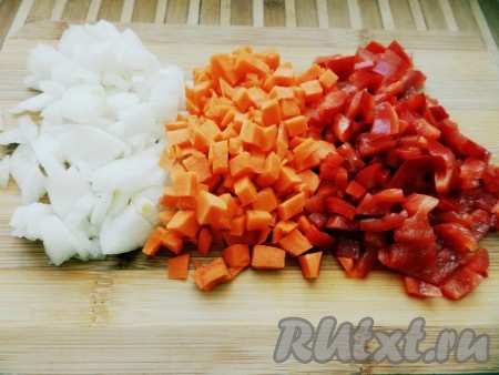 Лук, морковь и перец очистить и нарезать кубиками.