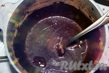 Готовим глазурь. Сливки и шоколад растопить на водяной бане. Залить полученной глазурью застывший торт.