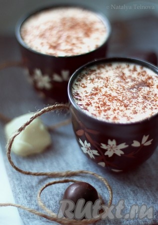 Разлейте по чашкам и посыпьте кофе по-французски тертым шоколадом.
