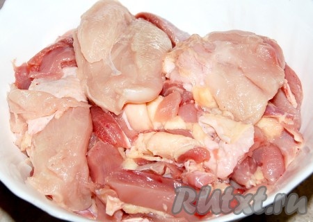 Разобрать целую курицу, отделяя мясо от костей.
