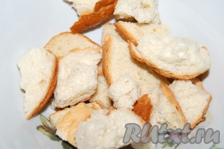 Белый хлеб замочить в сливках.