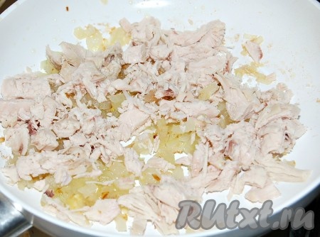 Кусочки нарезанной курицы добавить  в сковороду с репчатым луком.