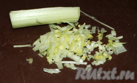 Пока треска с картофелем находится в духовке, приготовить соус. Для соуса мелко нарезать лук порей.