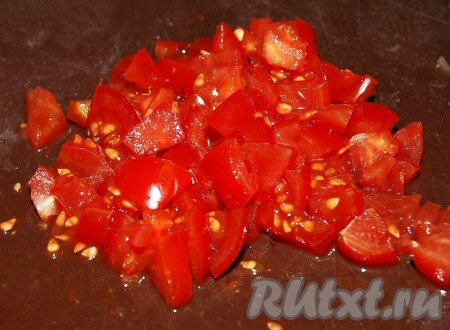 Мелко нарезать помидоры.