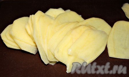 Картофель очистить от кожуры, помыть и нарезать тонкими кружочками.