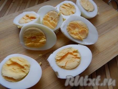 Разрезать яйца пополам, вынуть желтки.