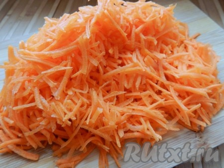 Морковь натереть на средней тёрке, выложить на сковороду, разогретую с оливковым (или другим растительным) маслом, и обжарить на среднем огне, помешивая, до мягкости морковки (на это потребуется минут 5), посолить, снять с огня, дать остыть.
