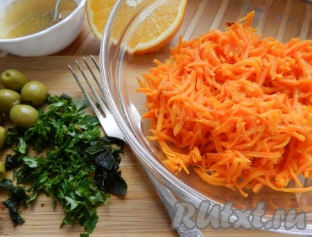 Зелень нарезать, соединить с морковью, полить заправкой, добавить оливки, перемешать.
