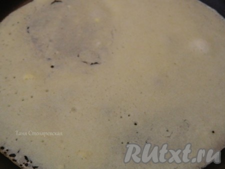 На сухую чистую раскалённую антипригарную сковороду (если сковорода не антипригарная, тогда смажьте её немного маслом) наливаем, примерно, половник теста, равномерно распределяя по дну сковороды. Жарим на среднем огне. На поверхности блина начнут появляться пузырьки.