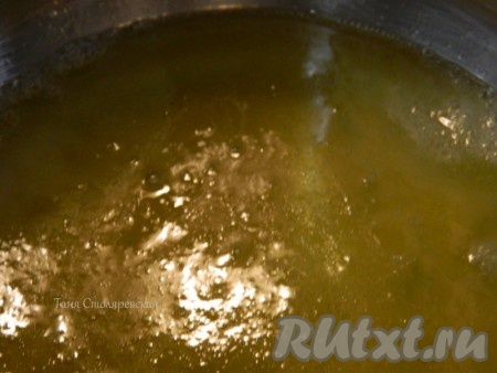В растопленное горячее масло добавляем мёд, перемешиваем до однородности и медовый сироп готов.
