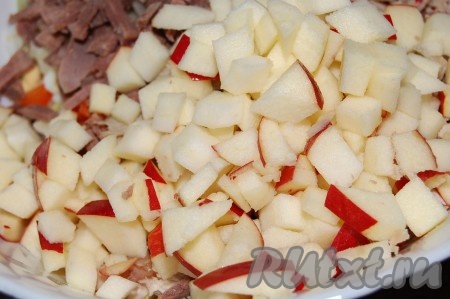 Яблоко нарезать мелкими кубиками, добавить в салат с языком.
