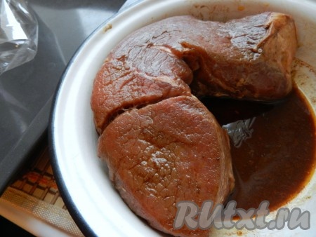 В процессе маринования необходимо несколько раз перевернуть кусок мяса, чтобы оно замариновалось равномерно.

